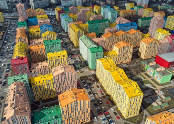 Ky është kompleksi në Kiev që duket si një qytet LEGO i jetës reale