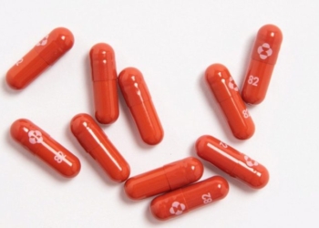 Britania miraton pilulën e parë kundër COVID-19