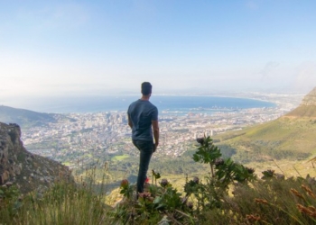 Njihuni me njeriun që bëri një udhëtim mbi 112 mijë kilometra rreth botës pa hipur në aeroplan