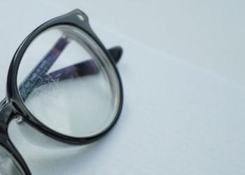 Si të hiqni gërvishtjet nga syzet: Një mjet me dy përbërës që i zgjidh dëmtimet