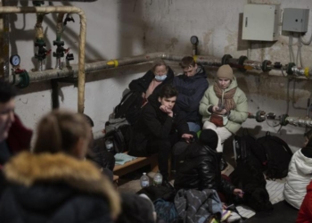 Rusia përveç  ushtarëve ukrainas godet edhe civilë