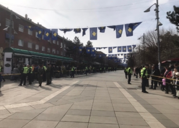 Qytetarët në pritje të parakalimit të FSK-së dhe Policisë së Kosovës