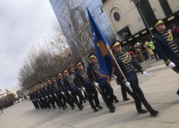 FSK dhe Policia e Kosovës parakalojnë para qytetarëve në 14 vjetorin e pavarësisë