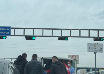 Fushë Kosovë: Vetura godet këmbësorin në semaforë