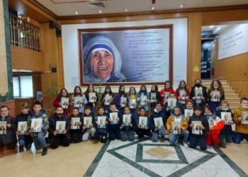 Kabineti i Konjufcës sqarohet për fotografinë e fëmijëve të shfaqur në Kuvend