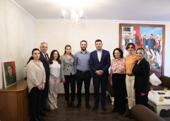 Kryetari i PDK-së viziton familjet e Hashim Thaçit, Kadri Veselit e Jakup Krasniqit