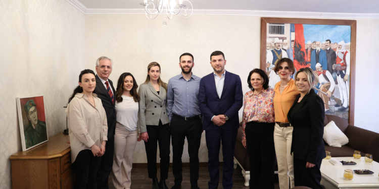 Kryetari i PDK-së viziton familjet e Hashim Thaçit, Kadri Veselit e Jakup Krasniqit