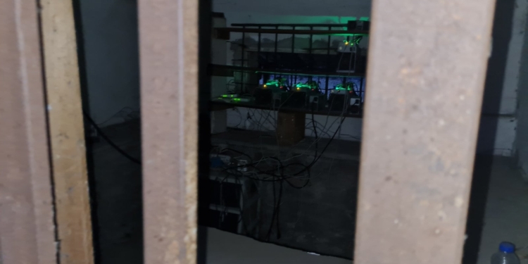 Policia konfiskon armë zjarri e aparate për prodhimin e kriptovalutave në veri