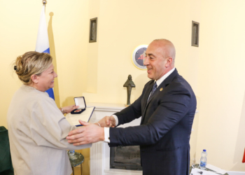 “Me besim në Zot, atdhe e shtet”, Haradinaj i ndan medalje ambasadores së Finlandës