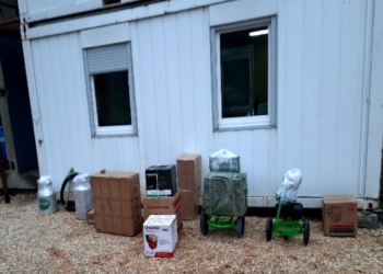 Një veturë nga Serbia hyn ilegalisht në Kosovë, policia i gjen mjete elektrike e motorë të ndryshëm