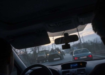 Deputeti ukrainas i gatshëm për luftë: Po e shikoj kallashin tim tani