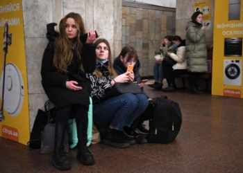 Fotografitë në Kiev pasqyrojnë largimin e njerëzve nga kryeqyteti