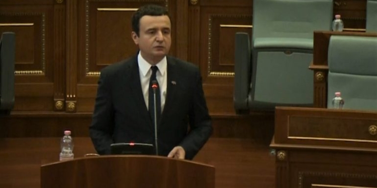 Deputetët e opozitës largohen nga salla e Kuvendit, injorojnë fjalimin e Kurtit