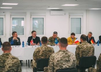 Ambasadorët e QUINT-it takojnë ushtarët ukrainas në Kosovë