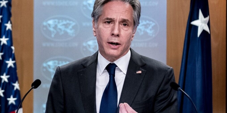 Blinken: Rusia po krijon “provokime false” me bombardimet në Ukrainë