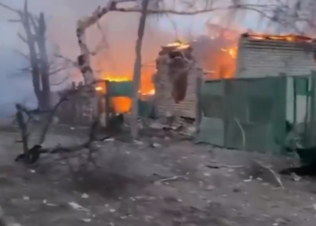 Shkatërrim në Starobilsk pas bombardimeve nga forcat pro-ruse