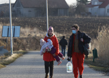 Duke lënë pas pasuritë dhe kafshët shtëpiake, ukrainasit ikin në Poloni