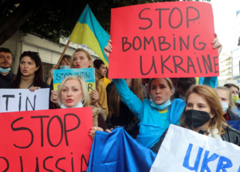 Protestuesit në mbarë botën mblidhen në mbështetje të Ukrainës