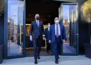 Ambasadori amerikan takohet me Abdixhikun, flasin për partneritetin historik SHBA – Kosovë