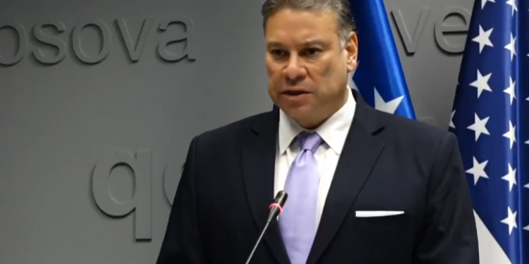 Escobar para senatorëve: Kosova e Serbia palë të barabarta, dialogu të përfundojë me njohje