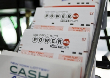 Ndoqi shembullin e nënës, 33 vjeçarja fiton lotari 50 mijë dollarë