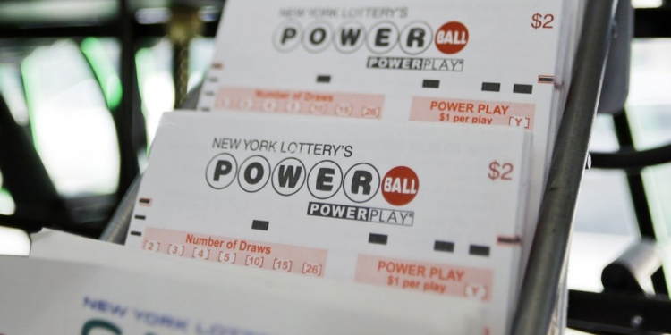 Ndoqi shembullin e nënës, 33 vjeçarja fiton lotari 50 mijë dollarë