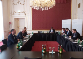 Varhelyi i premton mbështetje Sveçlës në disa fusha