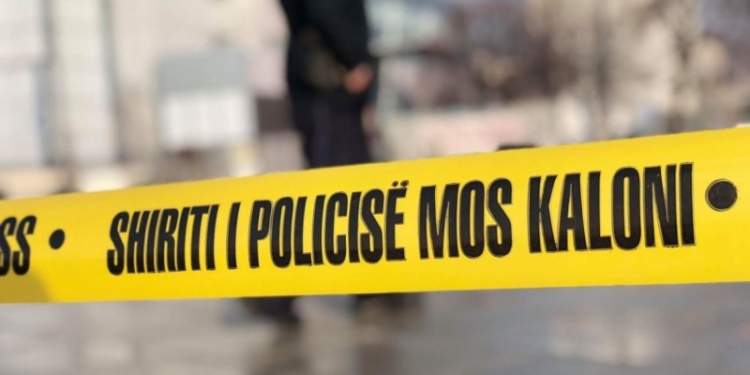 Obiliq: Pas një mosmarrëveshje në gjelltore, i hyn në oborr të shtëpisë dhe e godet me thikë