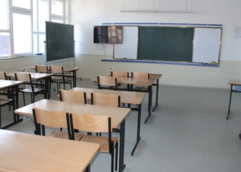 Nxënësi shkon në shkollë me armë, policia ndalon të dyshuarin