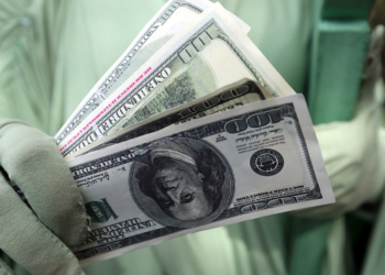 Filluan efektet e para financiare në Rusi, tërheqja e parave në banka është rritur