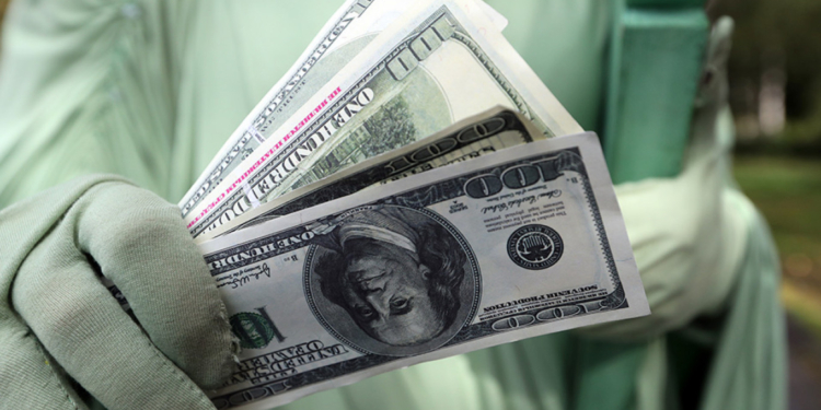 Filluan efektet e para financiare në Rusi, tërheqja e parave në banka është rritur