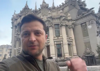 Zelensky me videomesazh thotë se nuk do t’i dorëzojnë armët