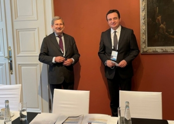 Kurti takohet me Johannes Hahn në Munih, i kërkon më shumë fonde të BE-së për Kosovën