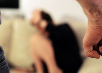 Një muaj paraburgim personit që rrahu ish-bashkëshorten në mes të rrugës për disa para