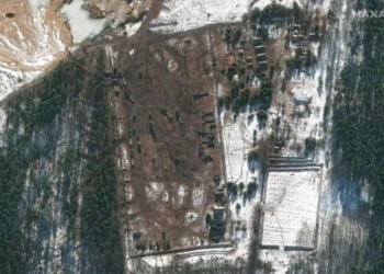 Trupat ruse shihen duke lëvizur afër kufirit të Ukrainës