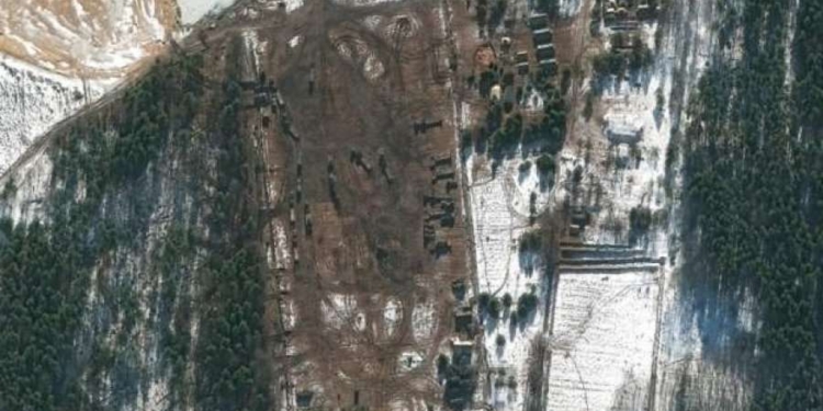 Trupat ruse shihen duke lëvizur afër kufirit të Ukrainës