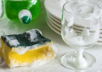 Kaq shpesh duhet ta ndërroni sfungjerin për larjen e enëve