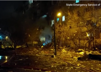 Raportohet se një aeroplan rus është përplasur me një bllok apartamentesh në Ukrainë