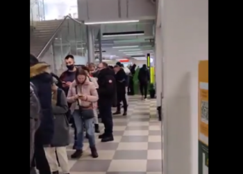 Radhë të gjata në banka në Rusi për t’i tërhequr paratë pas përjashtimit nga SWIFT