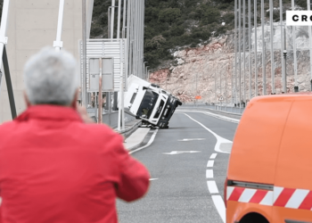 Stuhia e fortë në Dubrovnik gati nxorri kamionin nga ura në drejtim të ujit