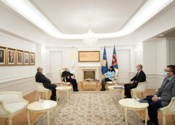 Osmani pret në takim delegatin apostolik të Selisë së Shenjtë për Kosovën, flasin për thellim të bashkëpunimit