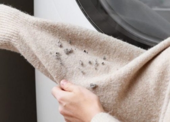 Disa mënyra për të larguar pushin nga rrobat e leshta