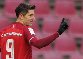 Bayern dëshiron Haller si zëvendësues të Lewandowskit