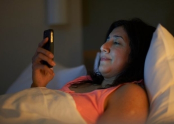 Drita e tepërt artificiale gjatë natës mund të ndikojë në metabolizmin tuaj