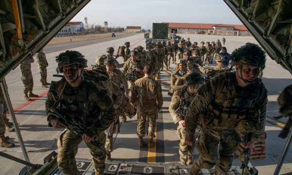 NATO në gjendje të lartë gatishmërie, aktivizon 40 mijë ushtarë, mijëra prej tyre amerikanë