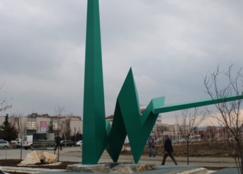 Përurohet obelisku dedikuar mantelbardhëve që humbën jetën në krye të detyrës gjatë pandemisë COVID-19