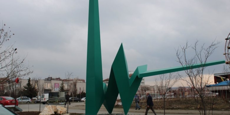 Përurohet obelisku dedikuar mantelbardhëve që humbën jetën në krye të detyrës gjatë pandemisë COVID-19