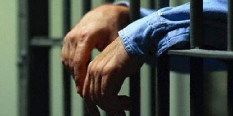 Sulmoi babain e tij me bisht sëpate, një muaj paraburgim për gjakovarin