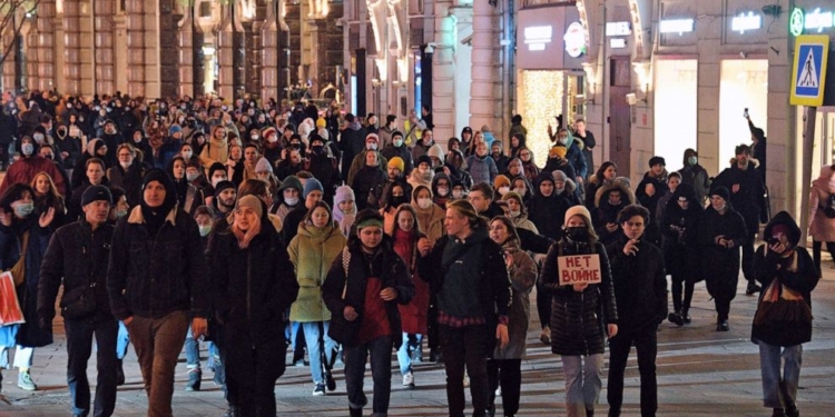 Në Rusi vazhdojnë protestat kundër luftës në Ukrainë