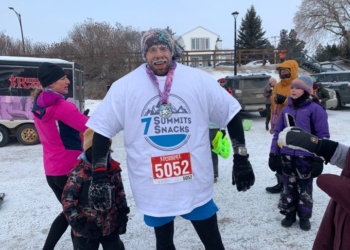 Amerikani që synon të thyej rekordin Guiness, vrapoi me 90 bluza të veshura në maratonën 20 kilometërshe